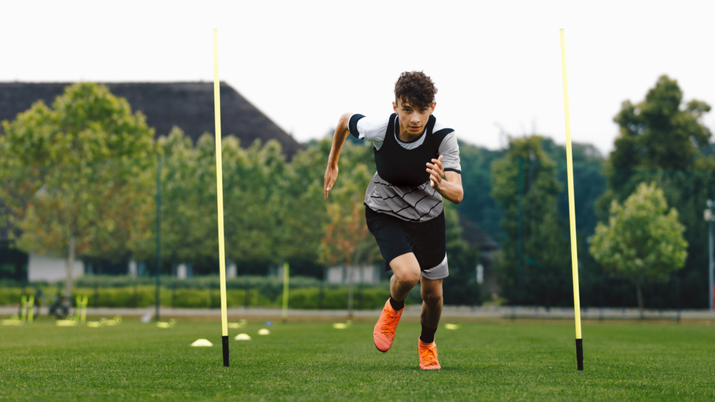 Teen boy running fast on rugby court
9 Ffordd i Gael Hwyl Wrth Gadw'n Actif